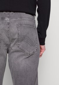 TOM TAILOR TRAD - Calças de ganga de perna direita - grey denim