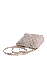 Bolso cruzado acolchado de color beige claro con herrajes en tono dorado. Presenta una silueta plana, correa ajustable y un patrón de costura decorativa.