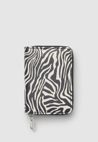 Portfel w wzór zebry o gładkiej fakturze, wykonany z materiału syntetycznego, z zamknięciem na zamek błyskawiczny oraz kontrastującymi kolorami czarnym i kremowym.