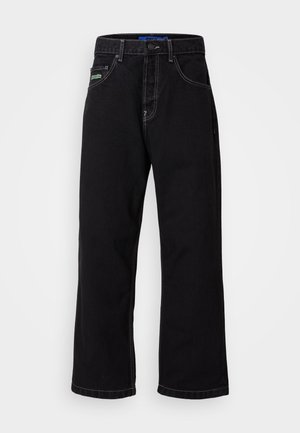 Mustad denim püksid sirge lõikega, kontrastsetes õmblustes ja küljetaskuga. Tuntav roheline logo vasakul eesmisel taskul.