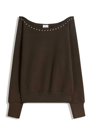 Donkerbruin sweatshirt met een off-shoulder ontwerp, voorzien van decoratieve zilveren studs langs de halslijn en geribbelde manchetten aan de mouwen.