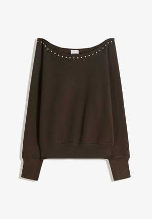 Donkerbruin sweatshirt met een off-shoulder ontwerp, voorzien van decoratieve zilveren studs langs de halslijn en geribbelde manchetten aan de mouwen.