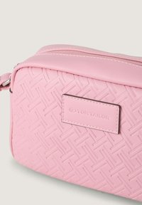 Borsa a mano sintetica rosa con motivo intrecciato testurizzato, dotata di una cerniera argento e una toppa rettangolare con logo. Design compatto per la portabilità.