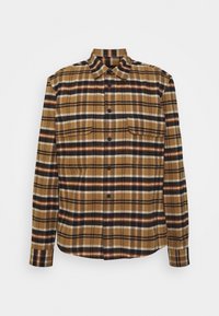 Bruine geruite blouse met lange mouwen, voorzien van twee borstzakken, zwart en oranje strepen, knoopsluiting aan de voorkant en een klassieke kraag.