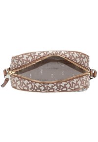 Brun stofpose med et beige geometrisk mønster, gylden lynlås og læderdetaljer. Indersiden har et foret brandingdetalje.