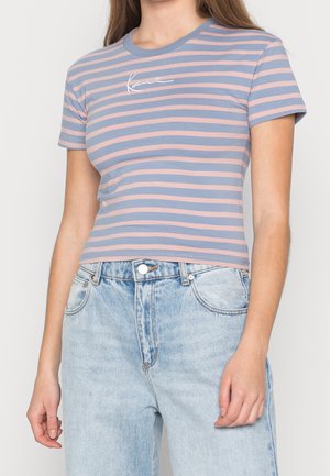 T-shirt z krótkim rękawem, dopasowany, w jasnoniebieskim kolorze z różowymi poziomymi paskami. Posiada białe haftowane logo na piersi oraz okrągły dekolt.