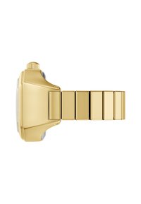 Montre dorée avec un boîtier carré, un cadran blanc et un bracelet à mailles. Les caractéristiques incluent une couronne proéminente et des textures de surface lisses.