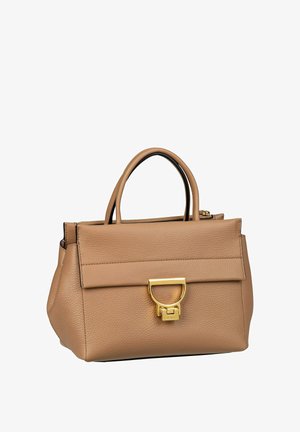 Sac à main en cuir beige avec finition texturée, doté de deux poignées, d'un rabat de fermeture et d'un détail de verrouillage accentué en or. Design compact et structuré.