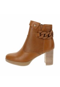 Stivale alla caviglia in pelle marrone con design perforato, dettaglio intrecciato e tacco in legno impilato. Cinghia regolabile con un accentuazione in stud dorato.