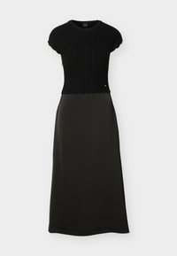 Μαύρο midi φόρεμα με πλεκτό τοπ κοντών μανικιών που διαθέτει υφασμένη υφή και κυματιστά άκρα, σε συνδυασμό με αέρινη φούστα σε γραμμή Α από λείο ύφασμα.