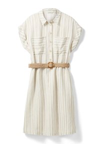 Robe midi à manches courtes boutonnée avec des rayures verticales beige et blanches, deux poches poitrine et une ceinture tissée beige avec boucle ronde.