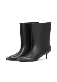Černé kotníkové boty vyrobené z hladké kůže, s špičatou špičkou a nízkým jehlovým podpatkem, s elegantním, minimalistickým siluetou.