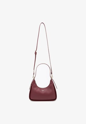 Burgunderfarbene Lederhandtasche mit geschwungener Silhouette, verstellbarem Schulterriemen, goldfarbener Hardware und geprägtem Logo-Detail auf der Vorderseite.