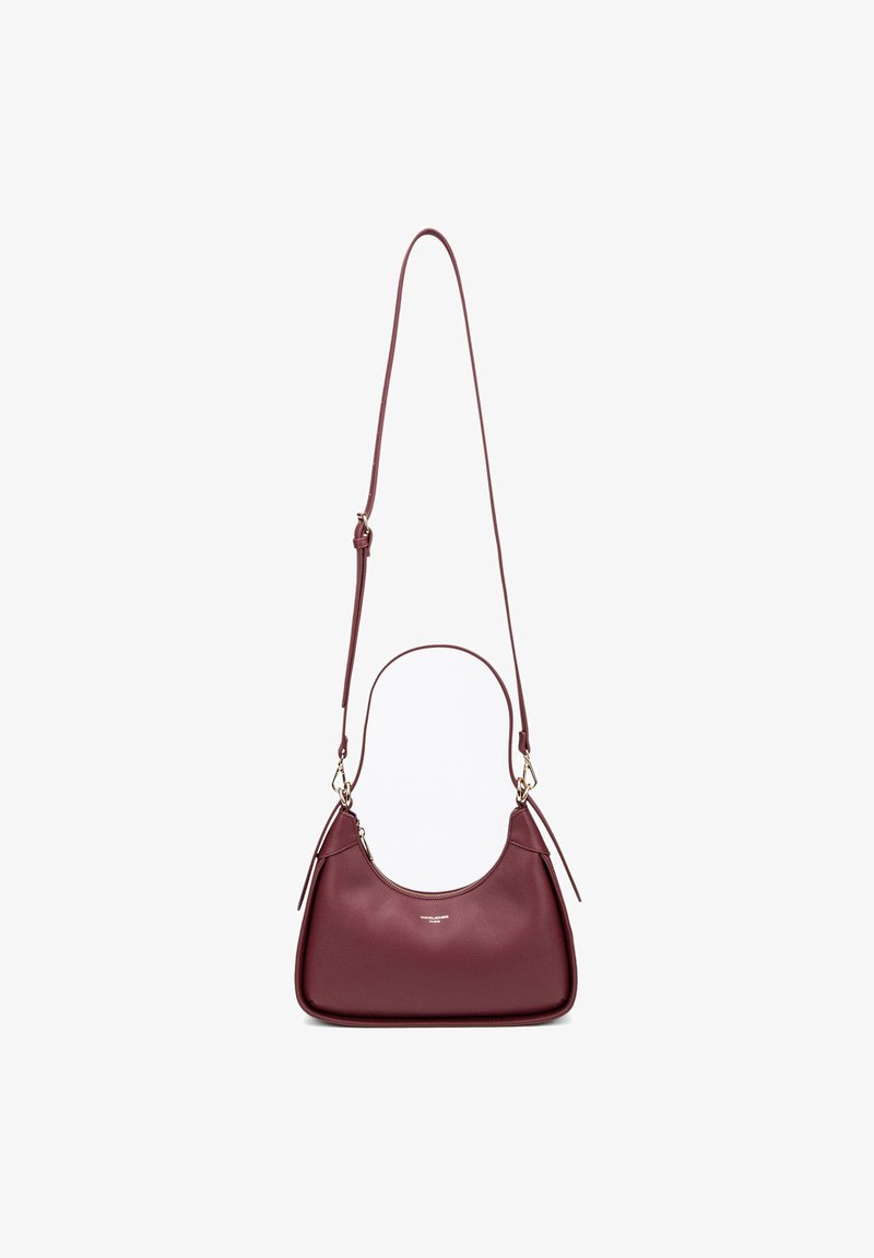 Bordeaux leren handtas met een gebogen silhouet, verstelbare schouderriem, hardware in goudkleur en reliëflogo-opdruk aan de voorkant.