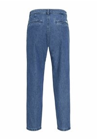 Pantalones vaqueros de mezclilla azul con un corte relajado, pernera recta, dos bolsillos traseros y una textura sutil de desgastes.