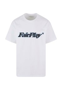 Hvid bomuld t-shirt med et fremtrædende marineblå "FairPlay"-logo i fed, stiliseret skrift over forsiden. Korte ærmer og rund hals.