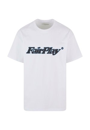 Bijela pamučna majica s istaknutim mornarsko plavim "FairPlay" logotipom u podebljanom, stiliziranom fontu na prednjoj strani. Kratki rukavi i okrugli izrez.