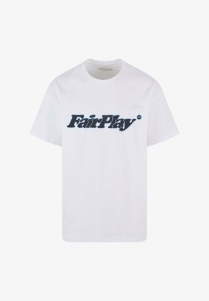 Hvid bomuld t-shirt med et fremtrædende marineblå "FairPlay"-logo i fed, stiliseret skrift over forsiden. Korte ærmer og rund hals.