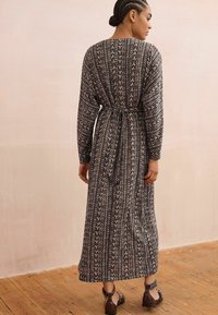 Next TALL FIT - V-NECK MIDI  - Robe pull - wine and cream heart print