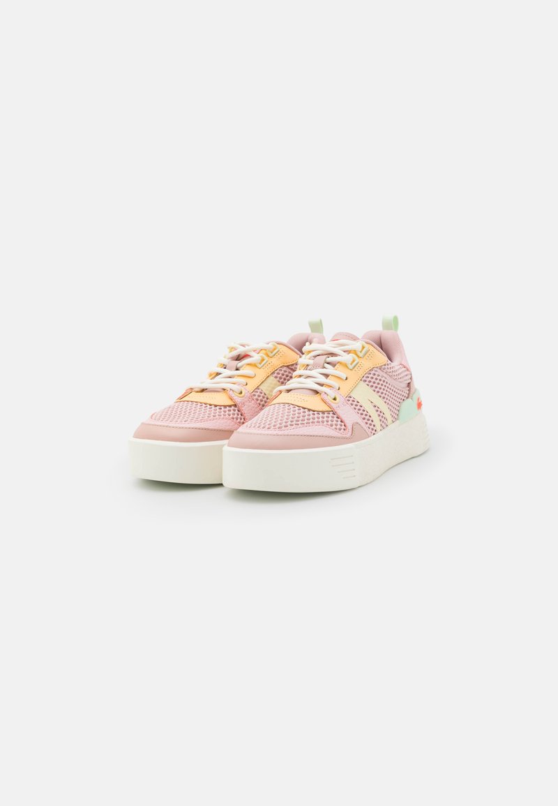 Rosa und orange Netzsneaker mit weißen Gummisohlen. Merkmale sind ein Schnürdesign, kontrastierende Akzente und ein gepolsterter Schaftrand.