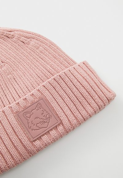 Bonnet rose tricoté avec un revers côtelé et un patch texturé en relief présentant un motif de chat à l'avant.