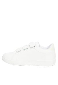 Sneakers sintetici bianchi con una texture liscia, caratterizzati da tre cinturini in velcro, punta arrotondata e un sottile accento rosa sul tallone.
