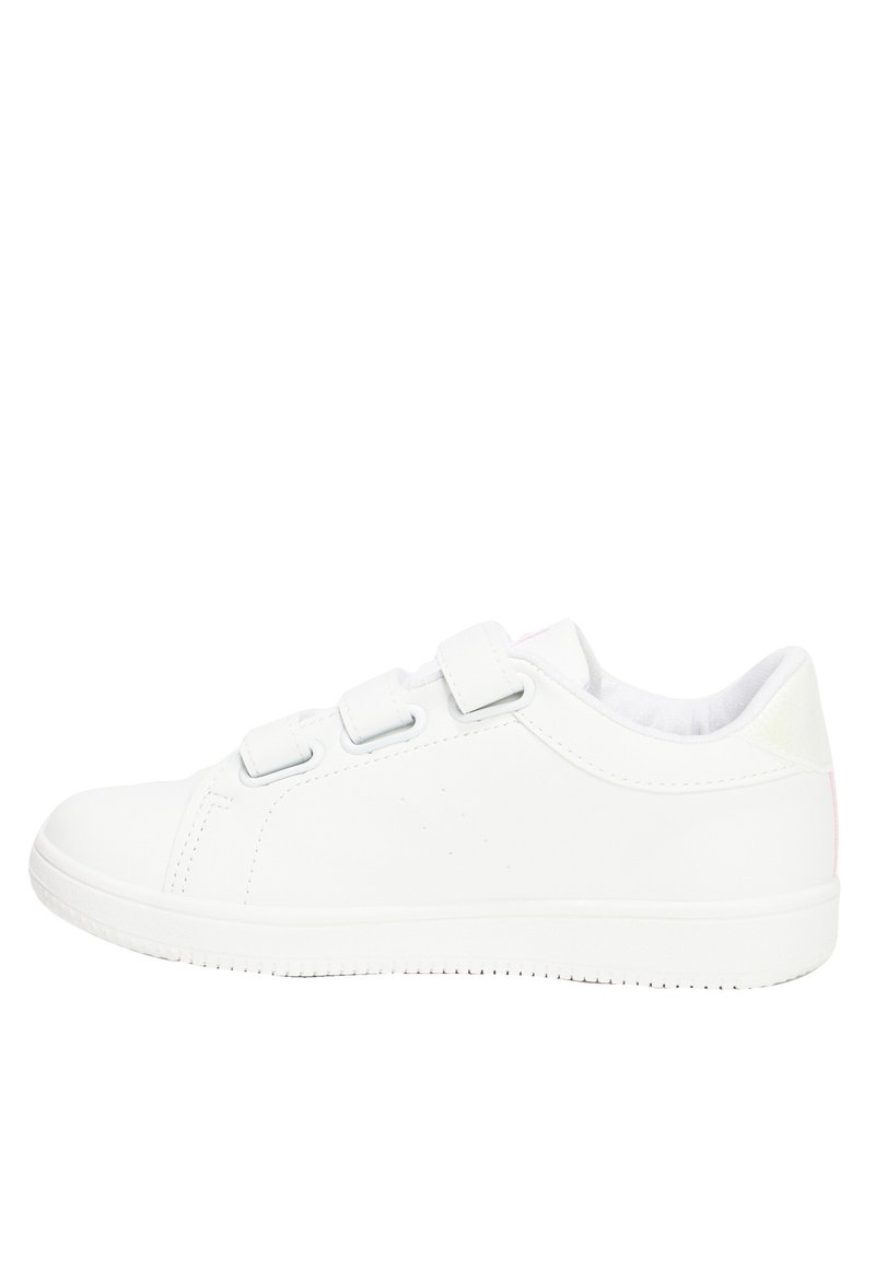 Sneakers sintetici bianchi con una texture liscia, caratterizzati da tre cinturini in velcro, punta arrotondata e un sottile accento rosa sul tallone.