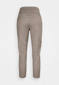 Brązowe i beżowe spodnie w kratę o miękkiej teksturze, dopasowany fason, z elastycznym pasem; posiadają detal kieszeni z tyłu.