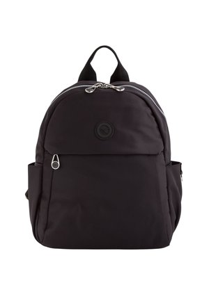 Mochila de tela negra con forma redondeada, cremalleras plateadas, bolsillo frontal y detalle de logo. Incluye correas dobles y bolsillos laterales.