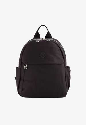 Un sac à dos en tissu noir avec une forme arrondie, des fermetures éclair argentées, une poche avant et un détail de logo. Comprend des bretelles doubles et des poches latérales.