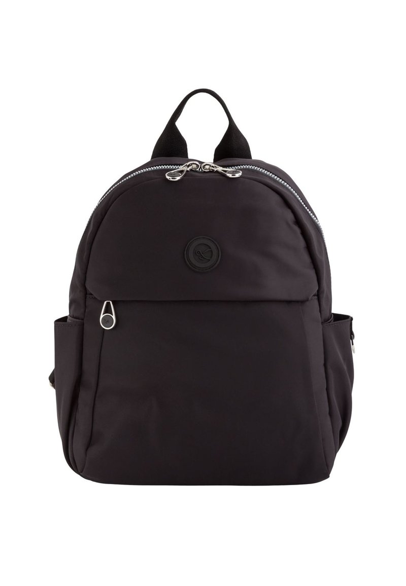Mochila de tela negra con forma redondeada, cremalleras plateadas, bolsillo frontal y detalle de logo. Incluye correas dobles y bolsillos laterales.