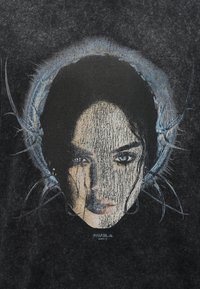 Γυναίκειο πρόσωπο με σκούρα μαλλιά πλαισιωμένο από μια φωτεινή μπλε κυκλική σχεδίαση, με υφή ραγισμάτων επάνω σε μαύρο φόντο.