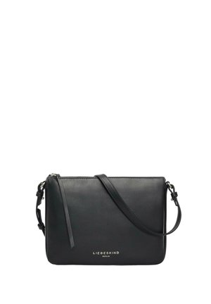 Schwarze Leder-Crossbody-Tasche mit verstellbarem Riemen und Reißverschluss, vorne mit kleinem silbernem Schriftzug "Liebeskind Berlin".