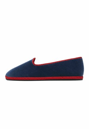 Pantofole blu navy con bordo e rifinitura rossa, design basso e suola nera piatta, vista laterale su sfondo bianco.