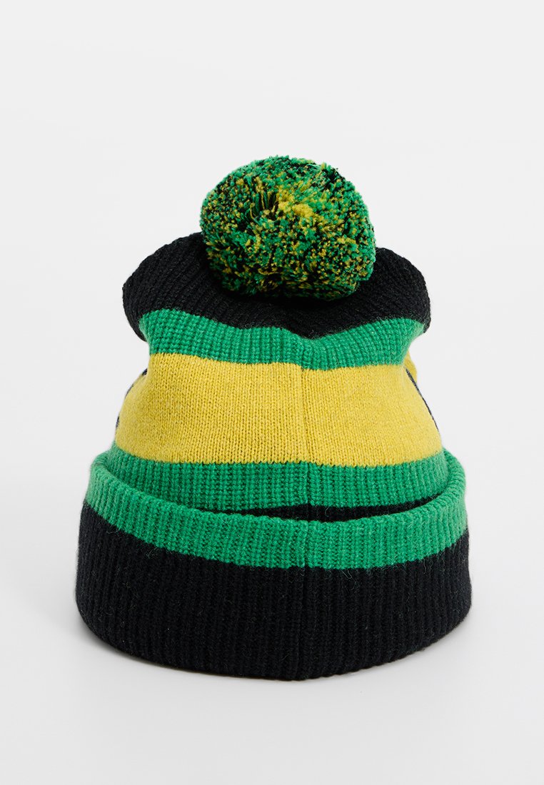 Gebreide wintermuts met zwarte, groene en gele horizontale strepen en een groen-zwart-geel pompon bovenop.