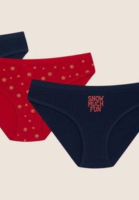 Trzy pary damskiej bielizny: czerwona z złotym nadrukiem płatków śniegu, granatowa z napisem "SNOW MUCH FUN" w pomarańczowym, materiał bawełniany, krój klasyczny.
