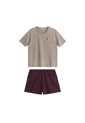 Beżowa koszulka z krótkim rękawem z małym liściastym logo oraz bordowe szorty z elastycznym pasem. Oba elementy garderoby są gładkie i casualowe.