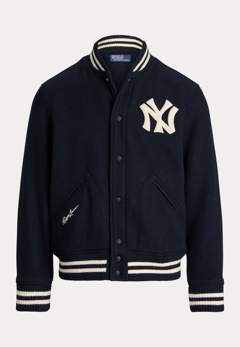 Čierna varsity bunda s bielo pruhovaným golierom, manžetami a lemom, s veľkým bielym logom NY a podpisom Ralph Lauren na prednej strane.
