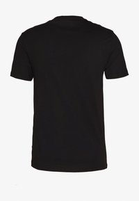 Zwarte T-shirt met korte mouwen van katoen. Heeft een reguliere pasvorm, ronde halslijn en rechte zoom met minimale stikseldetails.