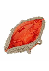 Borsa beige a trama con design arricciato, dotata di una fodera in satin arancione e chiusura con zip. Include tasche interne per l'organizzazione.