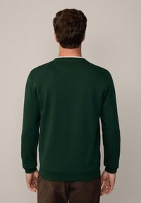 Sudadera de cuello redondo verde oscuro con mangas largas, puños y dobladillo de canalé, textura suave, sin logotipos ni patrones visibles. Vista desde la parte trasera.