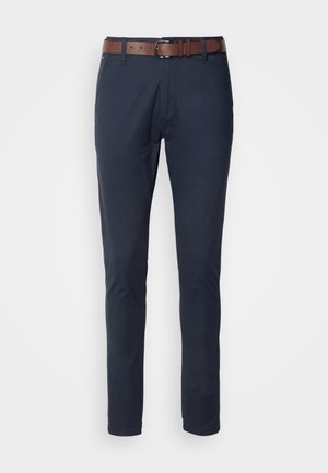 Marineblauwe katoenen broek met een slim fit, voorzien van een bruine leren riem, vier zakken en een gladde textuur. Minimalistisch ontwerp zonder patronen.