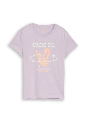 Hellviolettes Kurzarm-T-Shirt mit dem Schriftzug „SHINE ON“, einem orangefarbenen Schmetterling umgeben von weißen Funkeln und dem Schriftzug „THE WORLD NEEDS YOUR SPARKLE“.