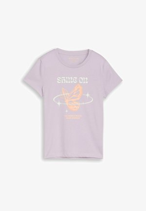 Lyse lilla t-shirt med korte ærmer med teksten "SHINE ON", en orange sommerfugl omgivet af hvide glimt og teksten "THE WORLD NEEDS YOUR SPARKLE".