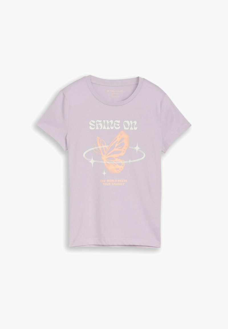 T-shirt violet clair à manches courtes avec le texte « SHINE ON », un papillon orange entouré d’étincelles blanches, et le texte « THE WORLD NEEDS YOUR SPARKLE ».