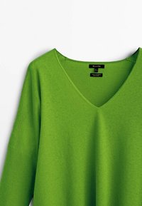 Pull en laine et cachemire vert vif à col en V, à manches longues, présenté sur un fond blanc.