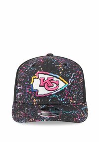 Schwarze Mütze mit einem Spritzmuster in Pink, Blau und Gelb. Auf der Vorderseite befindet sich ein gesticktes Logo der Kansas City Chiefs in Weiß und Pink.