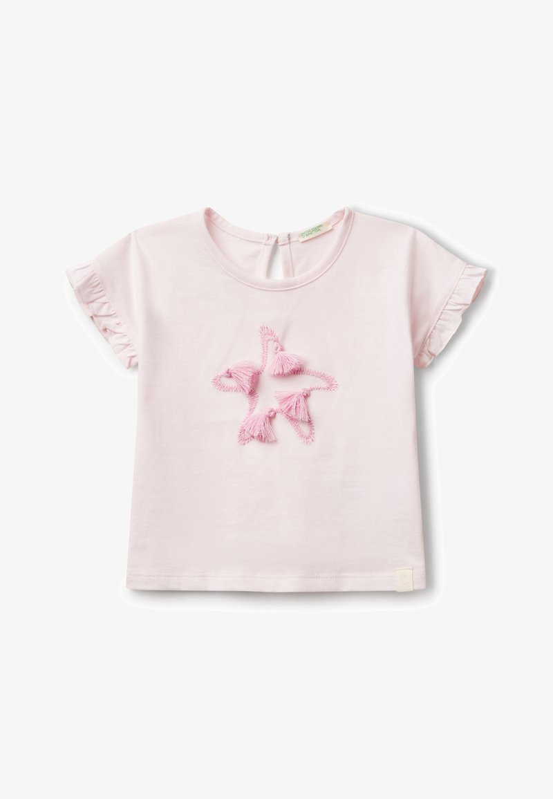 T-shirt en coton rose clair avec des manches froncées, featuring un design central d'étoile brodée avec des glands roses. Détail en trou de clé au dos.