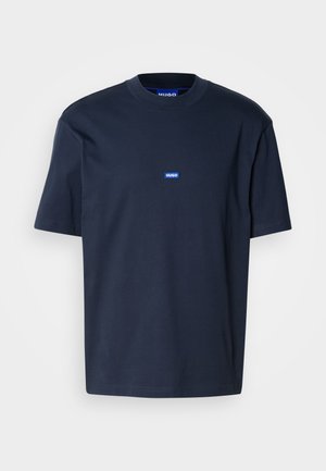 Camiseta de algodón azul marino con cuello redondo, mangas cortas y un pequeño logo azul en el pecho. Textura suave, corte relajado.