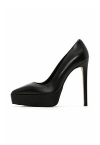 Zapato de tacón alto de cuero negro con punta afilada, base de plataforma y tacón de aguja, que presenta una textura suave y un diseño elegante.